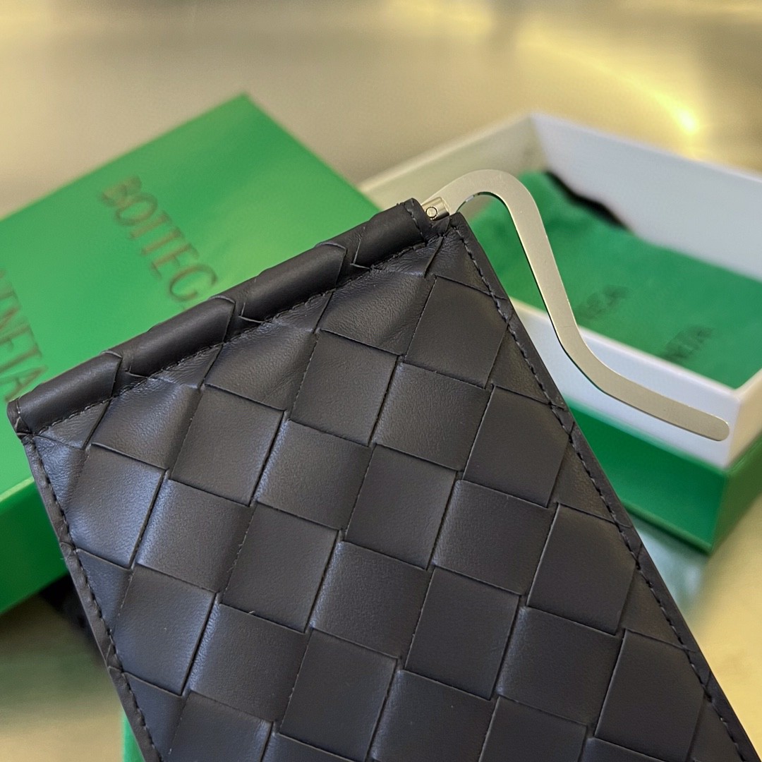 bo*te*ga Ve*ne*ta bv intrecciato bill clip wallet