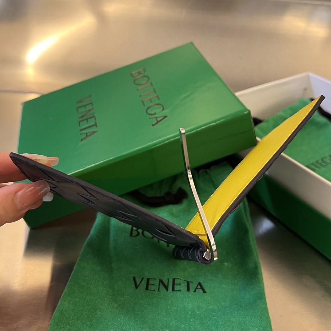 bo*te*ga Ve*ne*ta bv intrecciato bill clip wallet