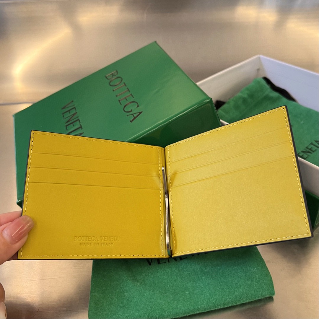 bo*te*ga Ve*ne*ta bv intrecciato bill clip wallet