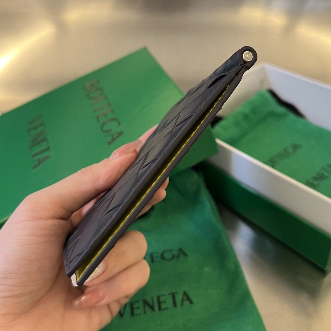 bo*te*ga Ve*ne*ta bv intrecciato bill clip wallet