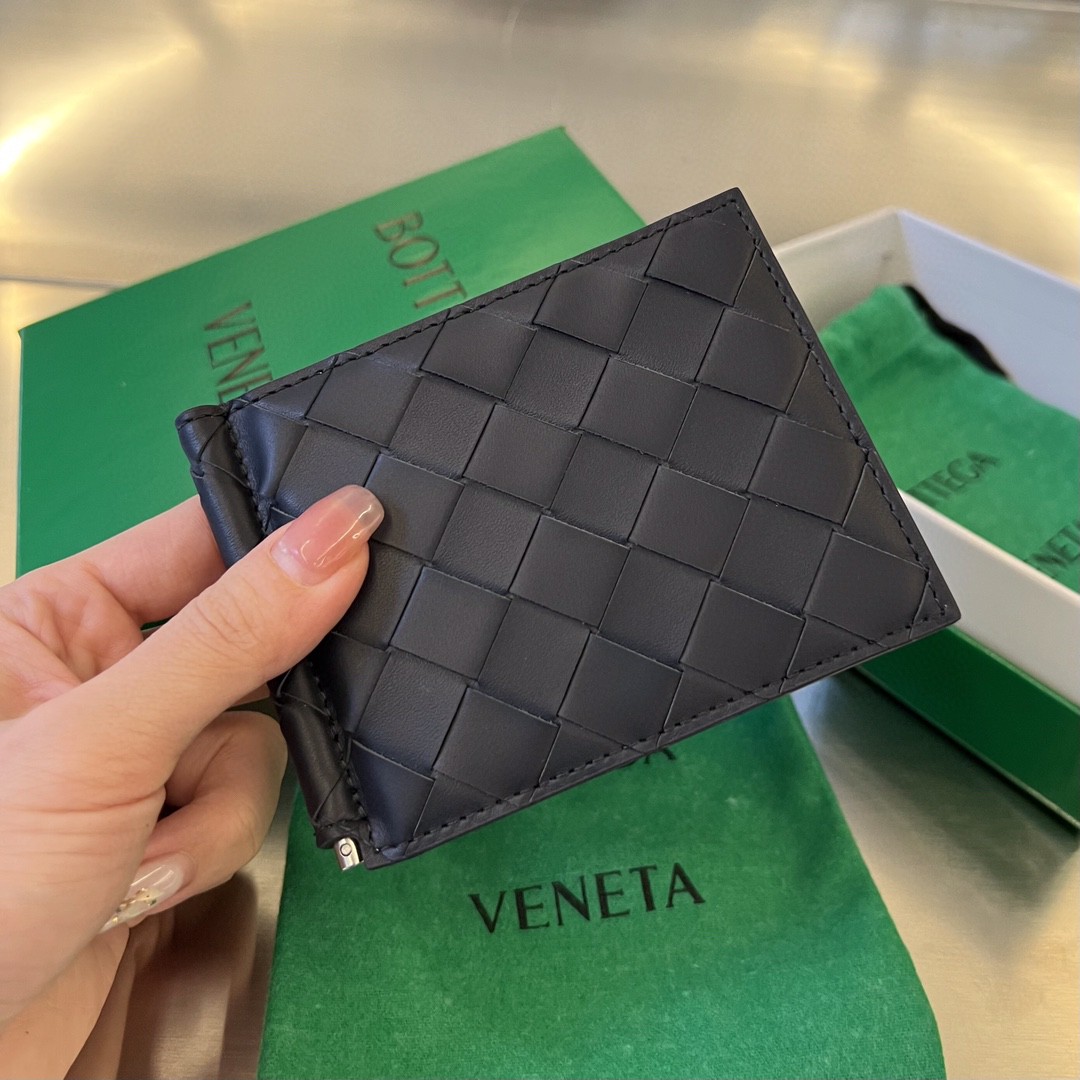 bo*te*ga Ve*ne*ta bv intrecciato bill clip wallet