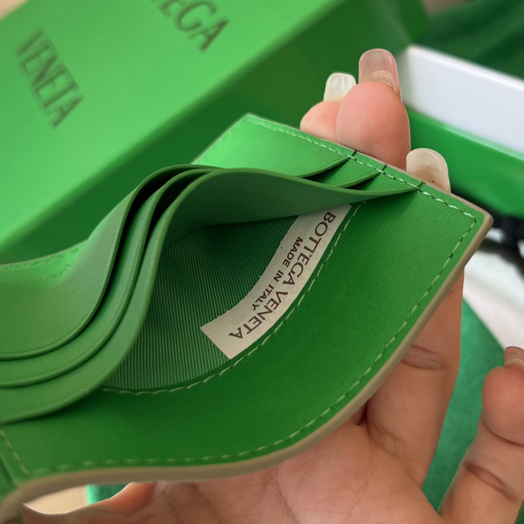 bo*te*ga Ve*ne*ta bv intrecciato bill clip wallet