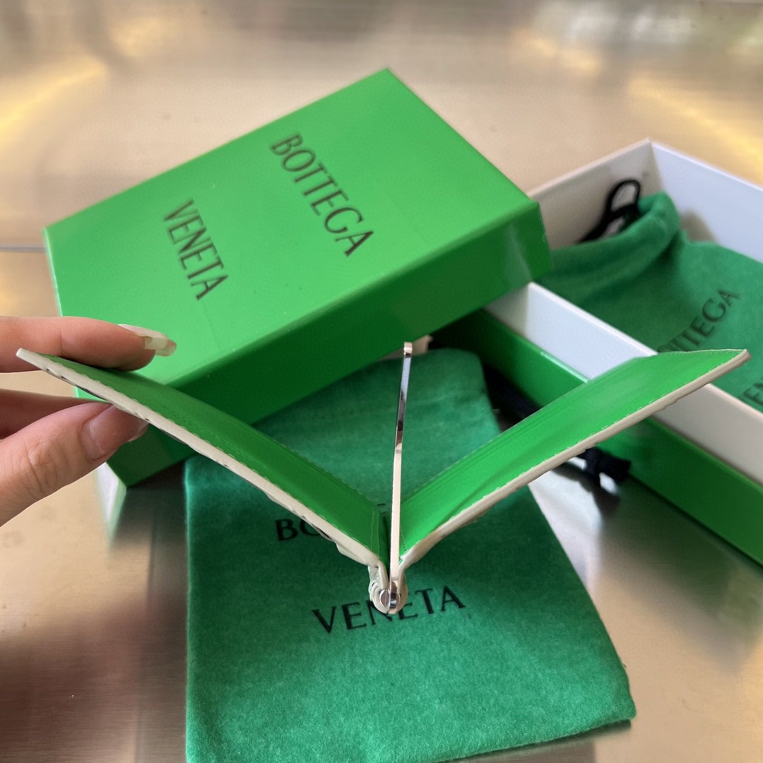 bo*te*ga Ve*ne*ta bv intrecciato bill clip wallet