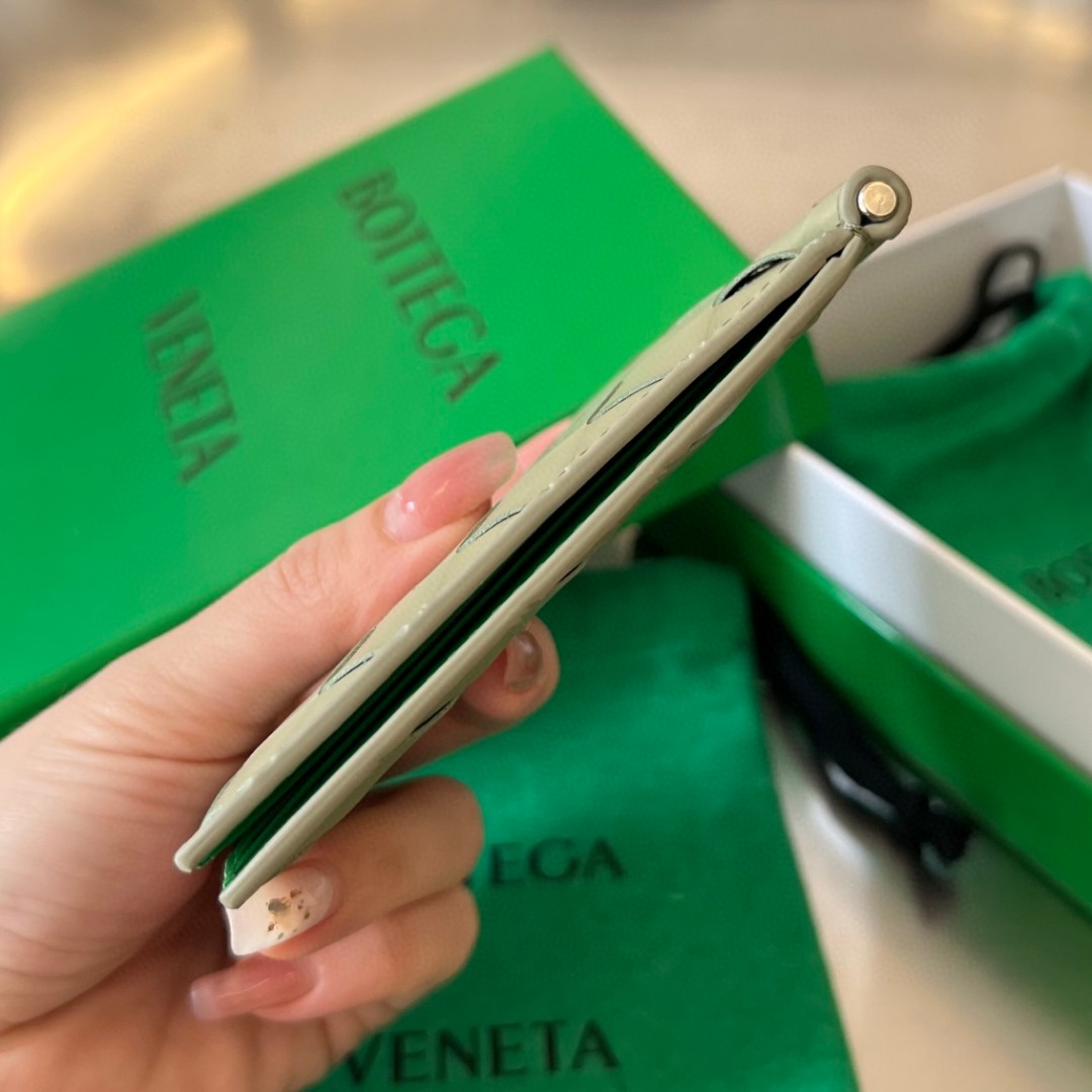 bo*te*ga Ve*ne*ta bv intrecciato bill clip wallet