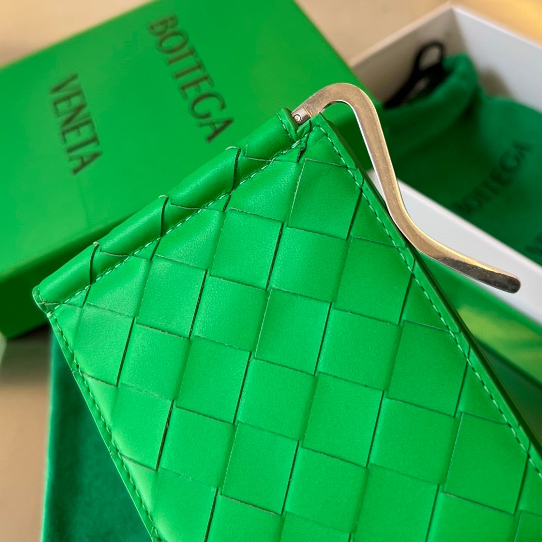 bo*te*ga Ve*ne*ta bv intrecciato bill clip wallet