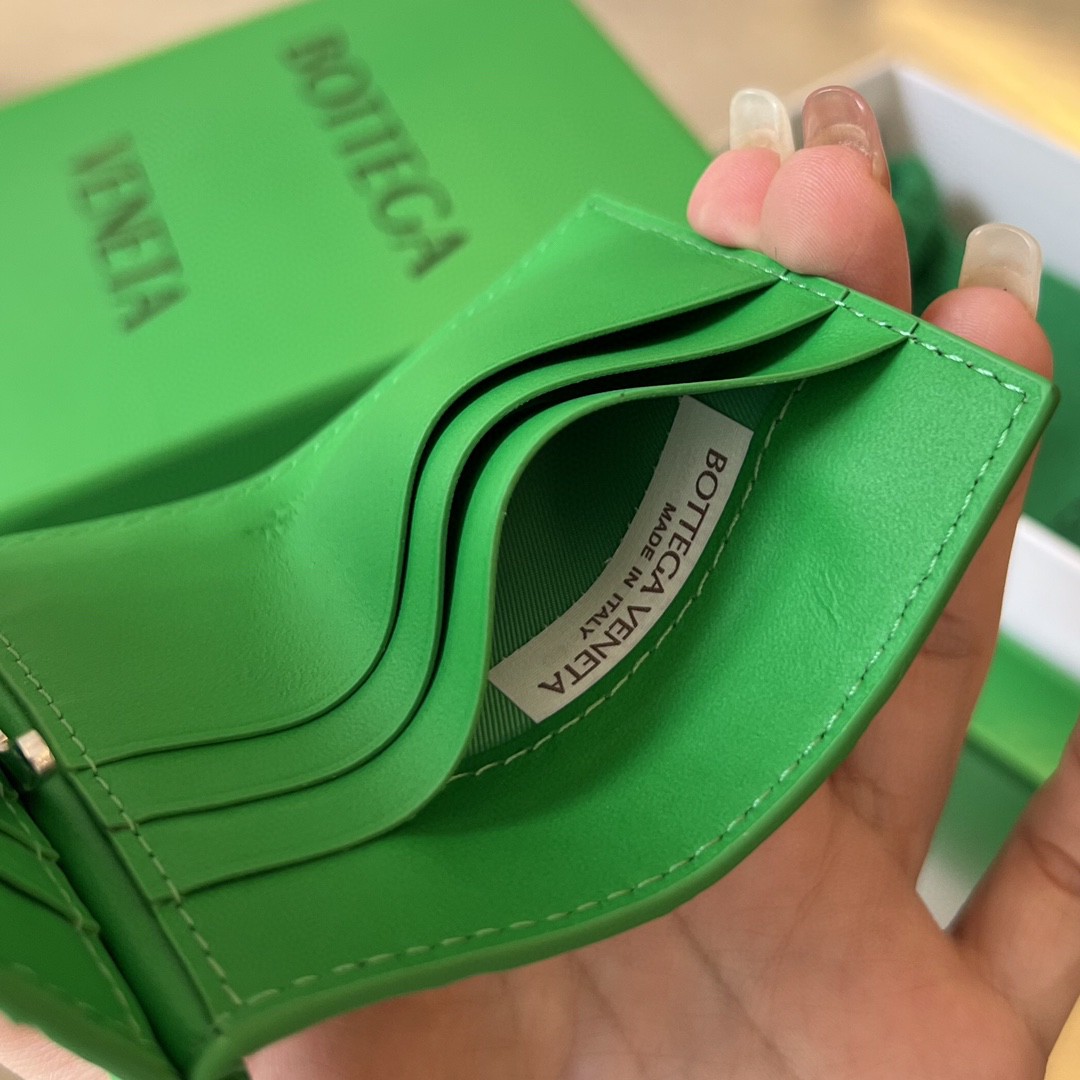 bo*te*ga Ve*ne*ta bv intrecciato bill clip wallet