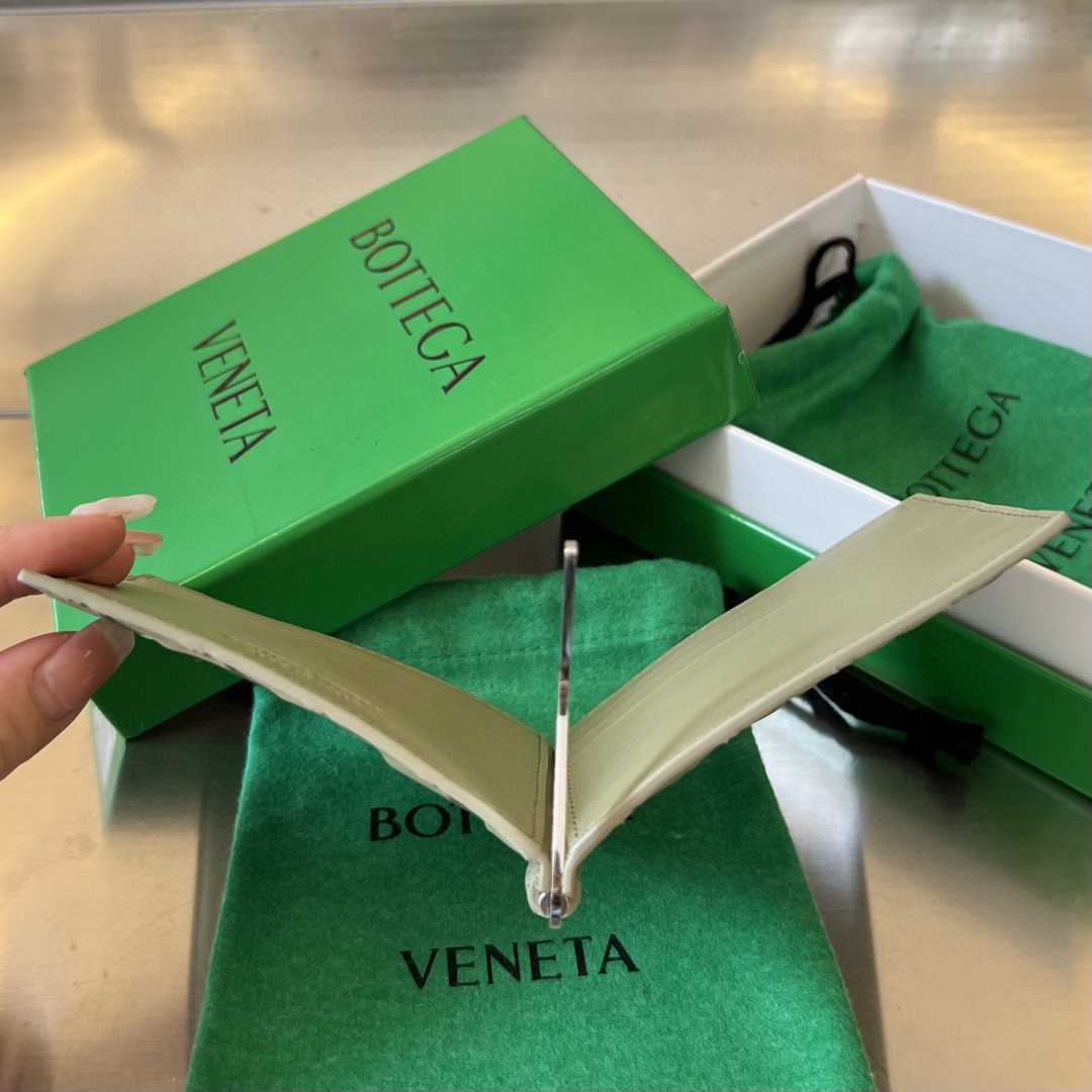 bo*te*ga Ve*ne*ta bv intrecciato bill clip wallet