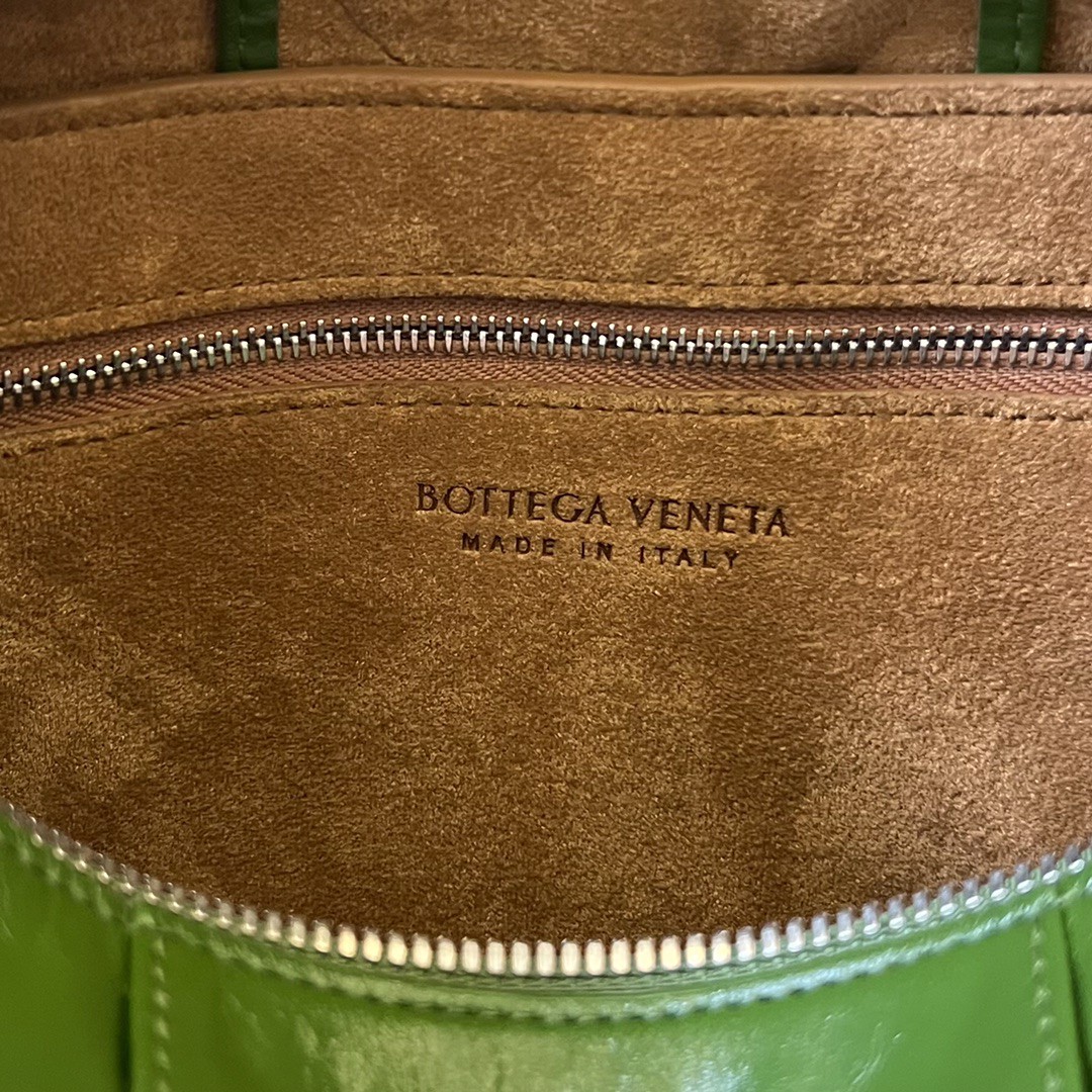 bo*te*ga Ve*ne*ta bv arco camera bag