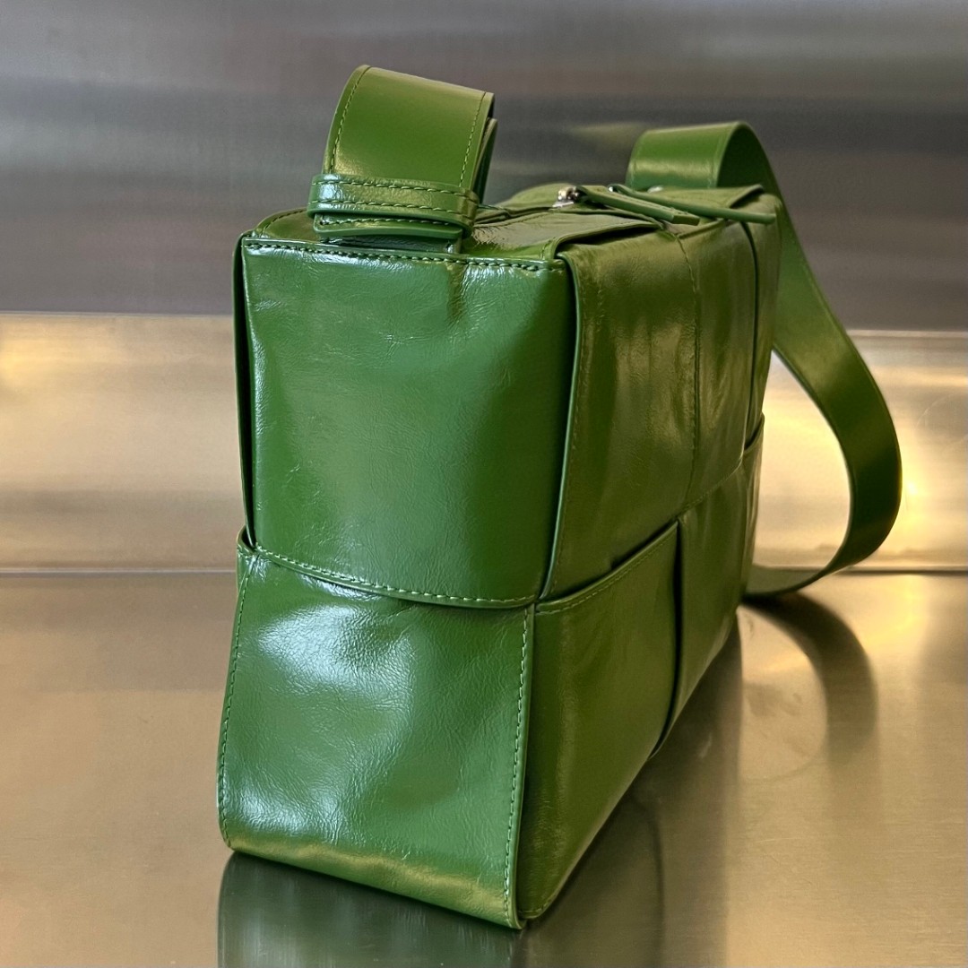 bo*te*ga Ve*ne*ta bv arco camera bag