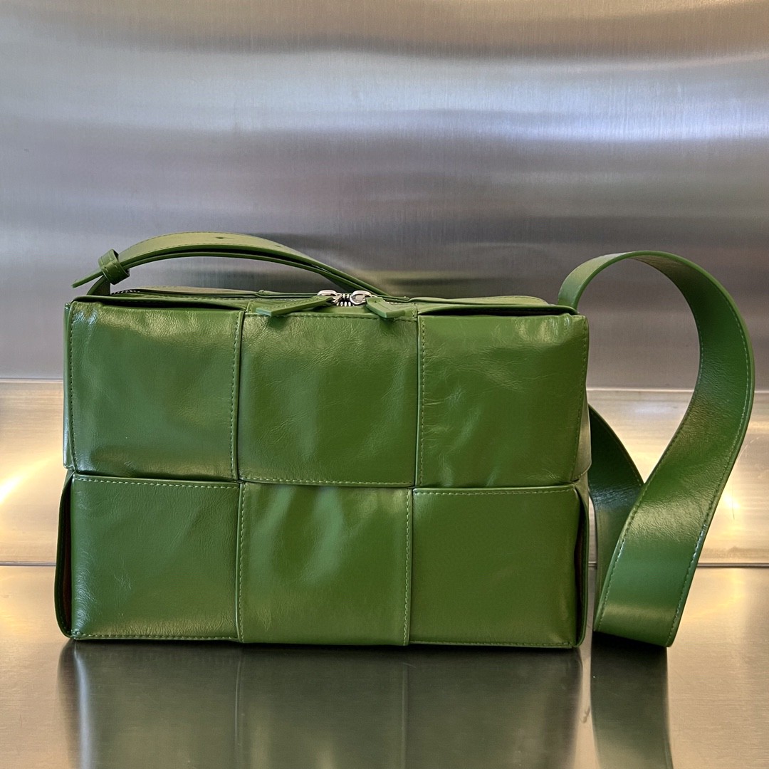 bo*te*ga Ve*ne*ta bv arco camera bag