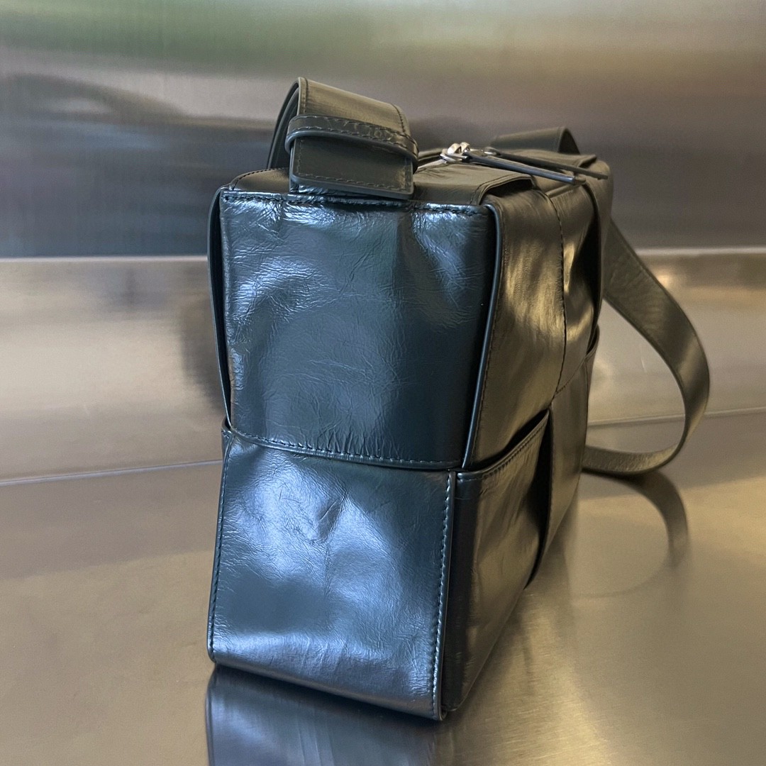 bo*te*ga Ve*ne*ta bv arco camera bag