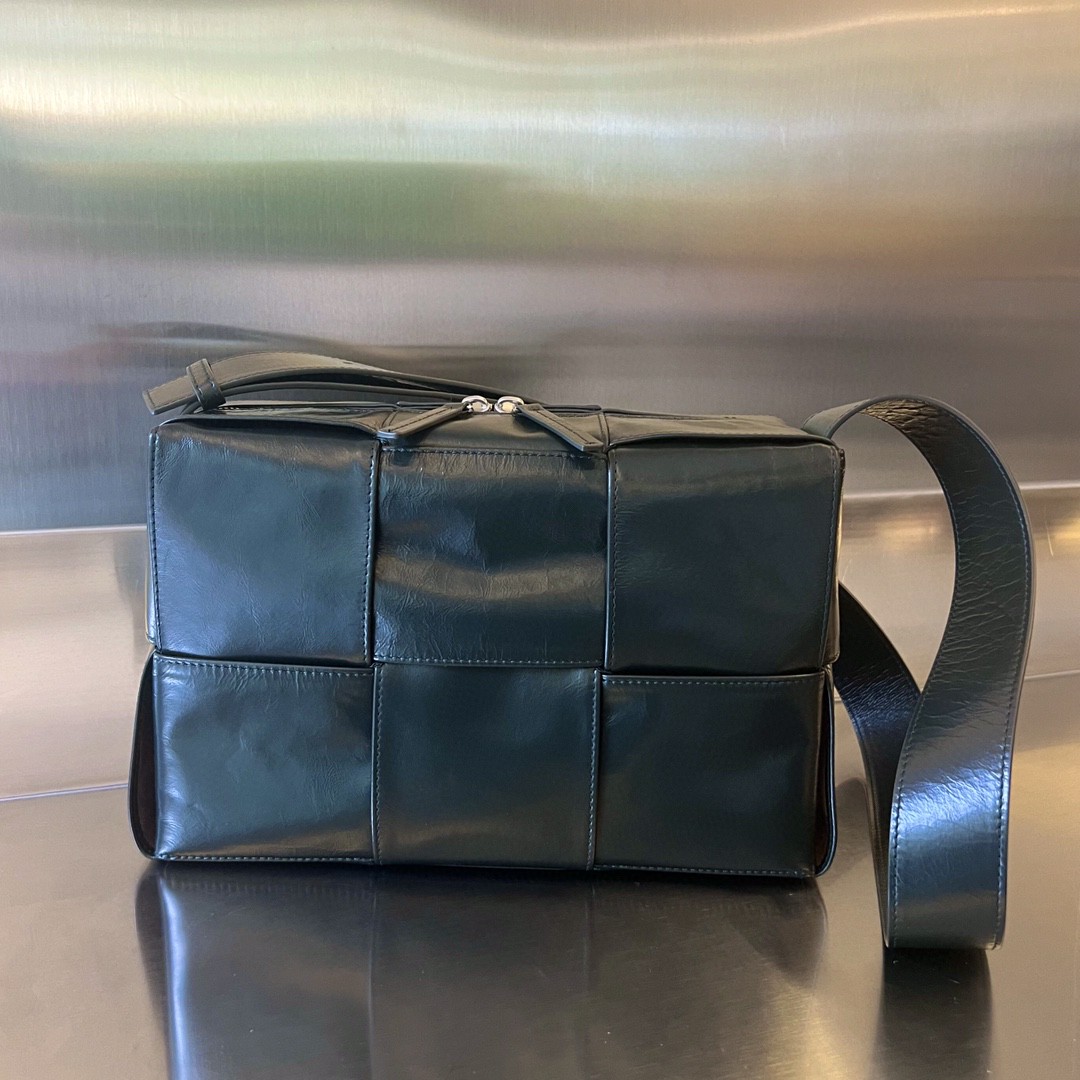 bo*te*ga Ve*ne*ta bv arco camera bag
