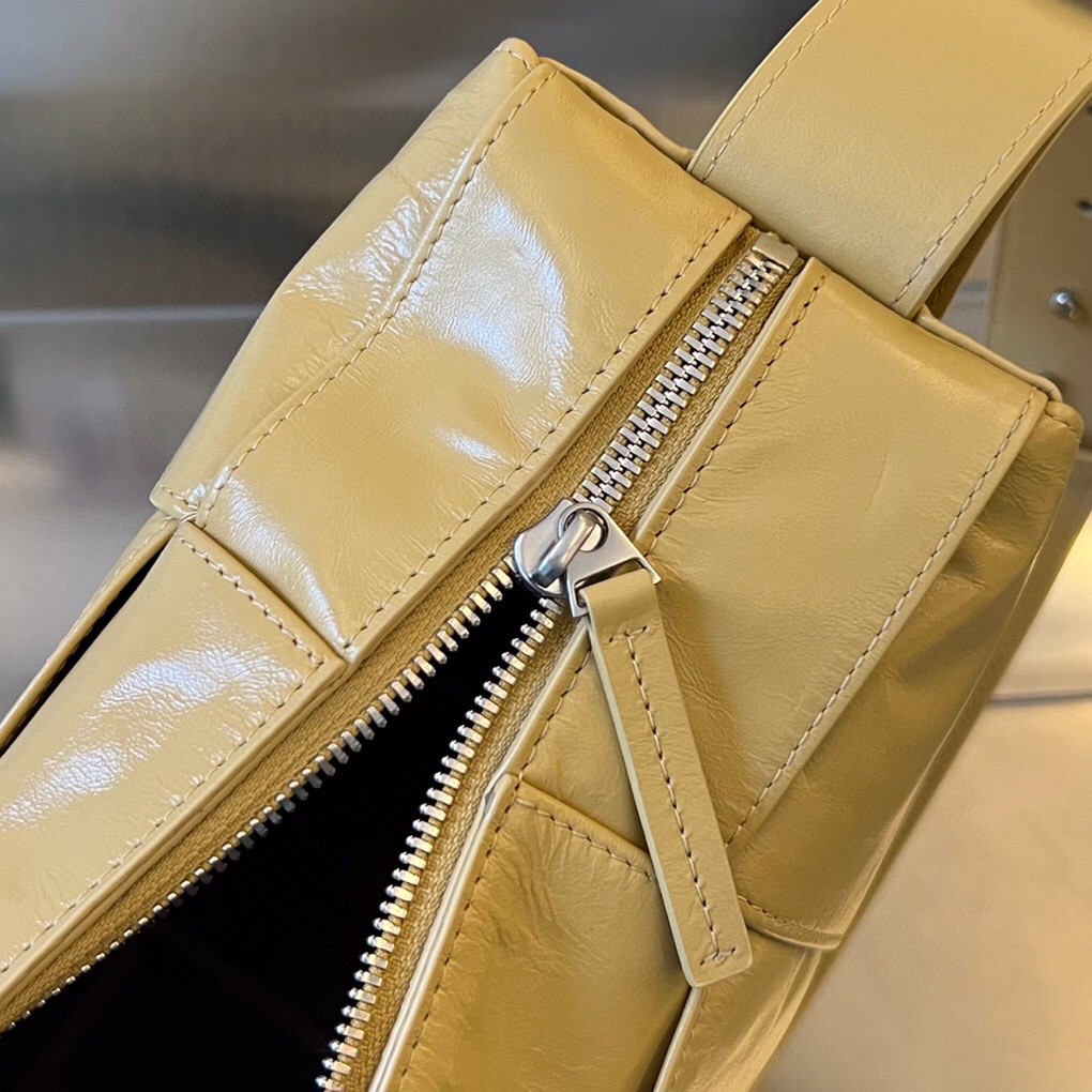 bo*te*ga Ve*ne*ta bv arco camera bag
