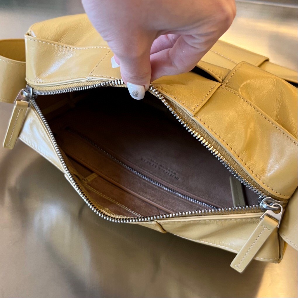 bo*te*ga Ve*ne*ta bv arco camera bag