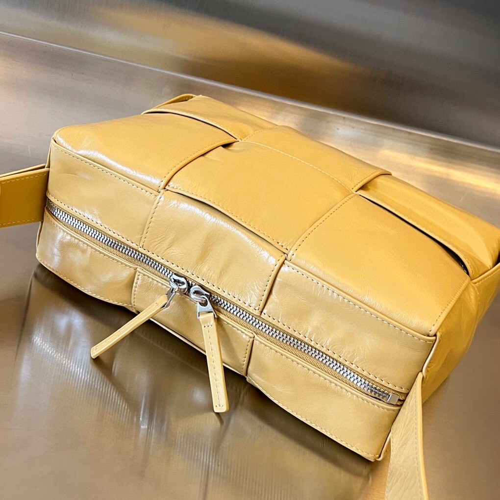 bo*te*ga Ve*ne*ta bv arco camera bag