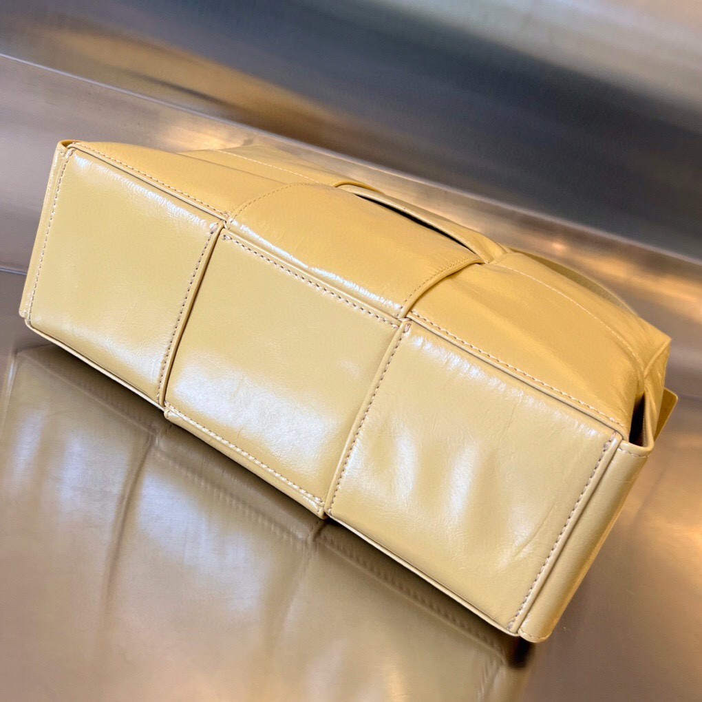 bo*te*ga Ve*ne*ta bv arco camera bag