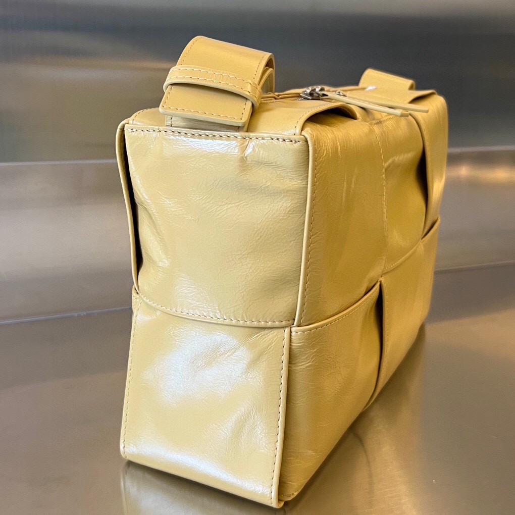 bo*te*ga Ve*ne*ta bv arco camera bag