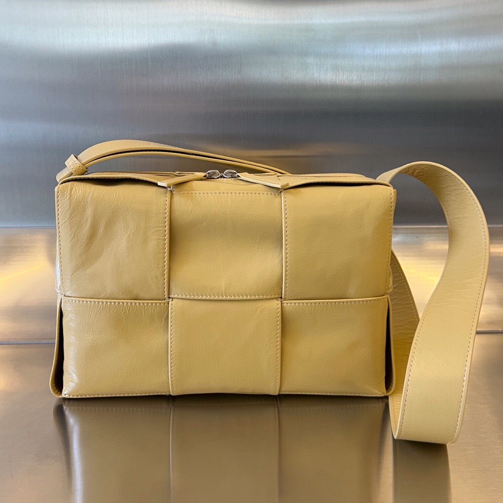 bo*te*ga Ve*ne*ta bv arco camera bag