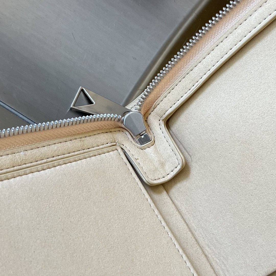 bo*te*ga Ve*ne*ta bv arco document case