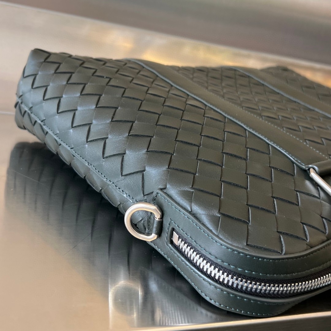bo*te*ga Ve*ne*ta bv slim intrecciato briefcase