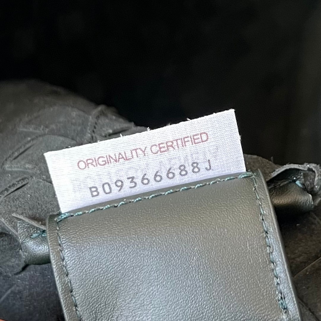 bo*te*ga Ve*ne*ta bv slim intrecciato briefcase