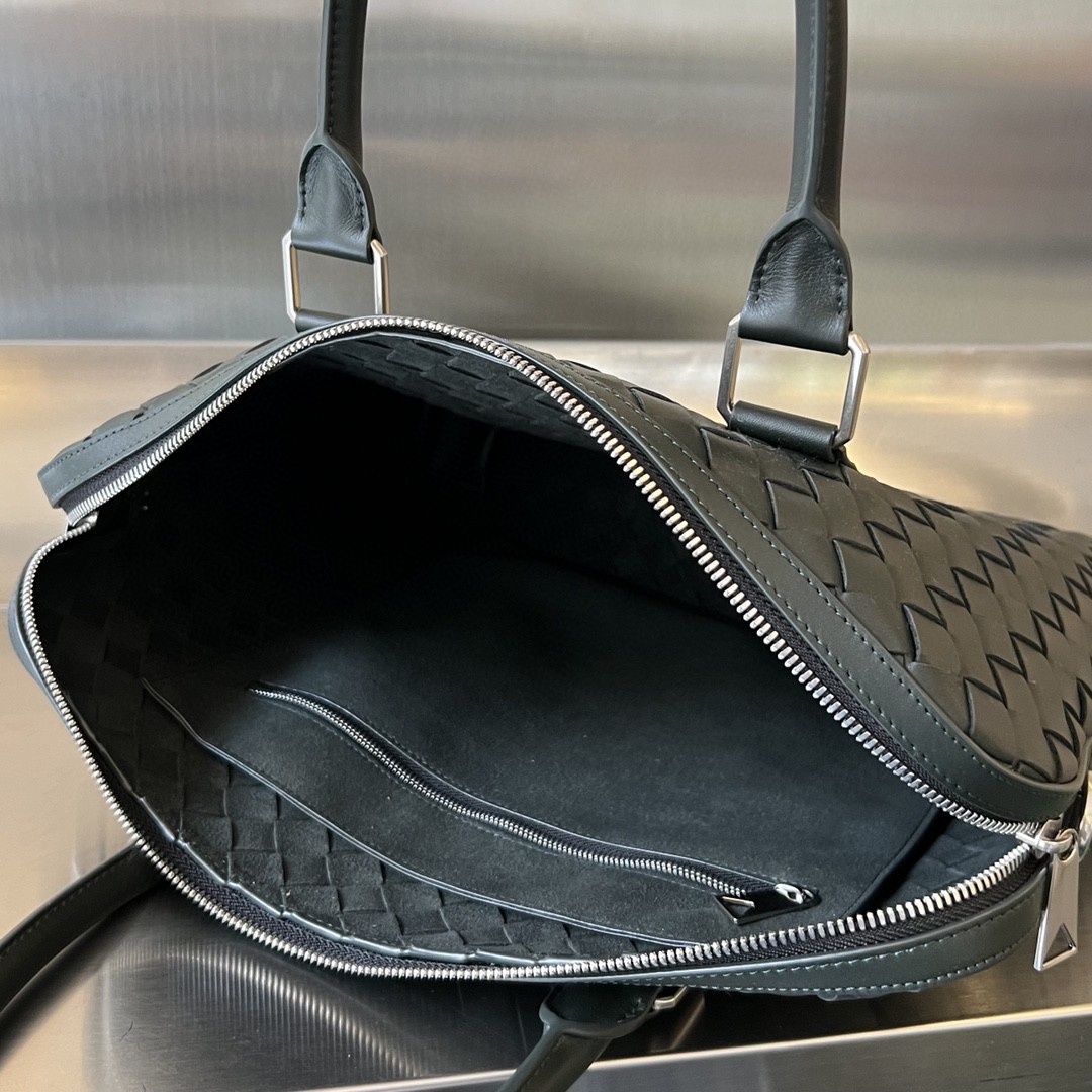 bo*te*ga Ve*ne*ta bv slim intrecciato briefcase