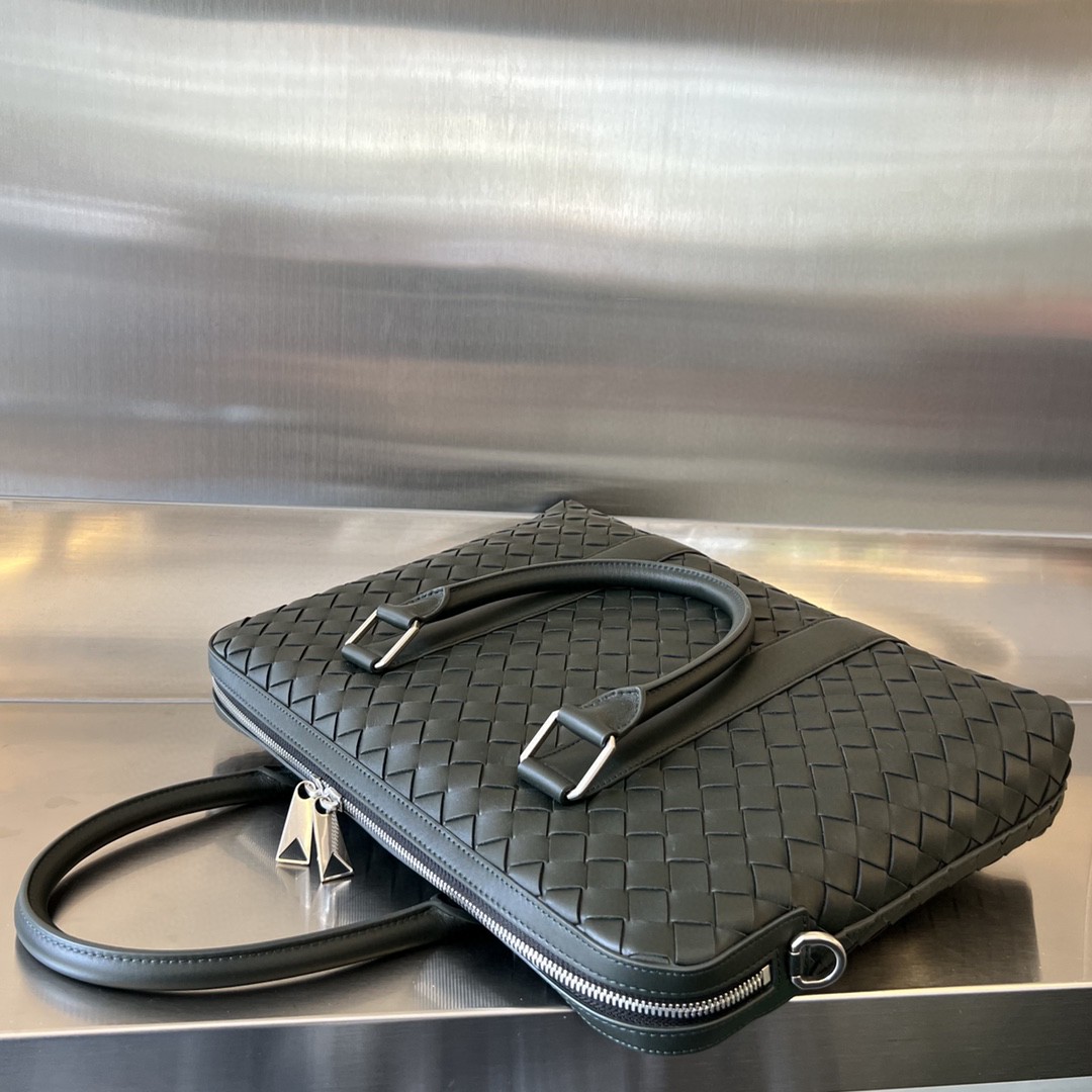 bo*te*ga Ve*ne*ta bv slim intrecciato briefcase