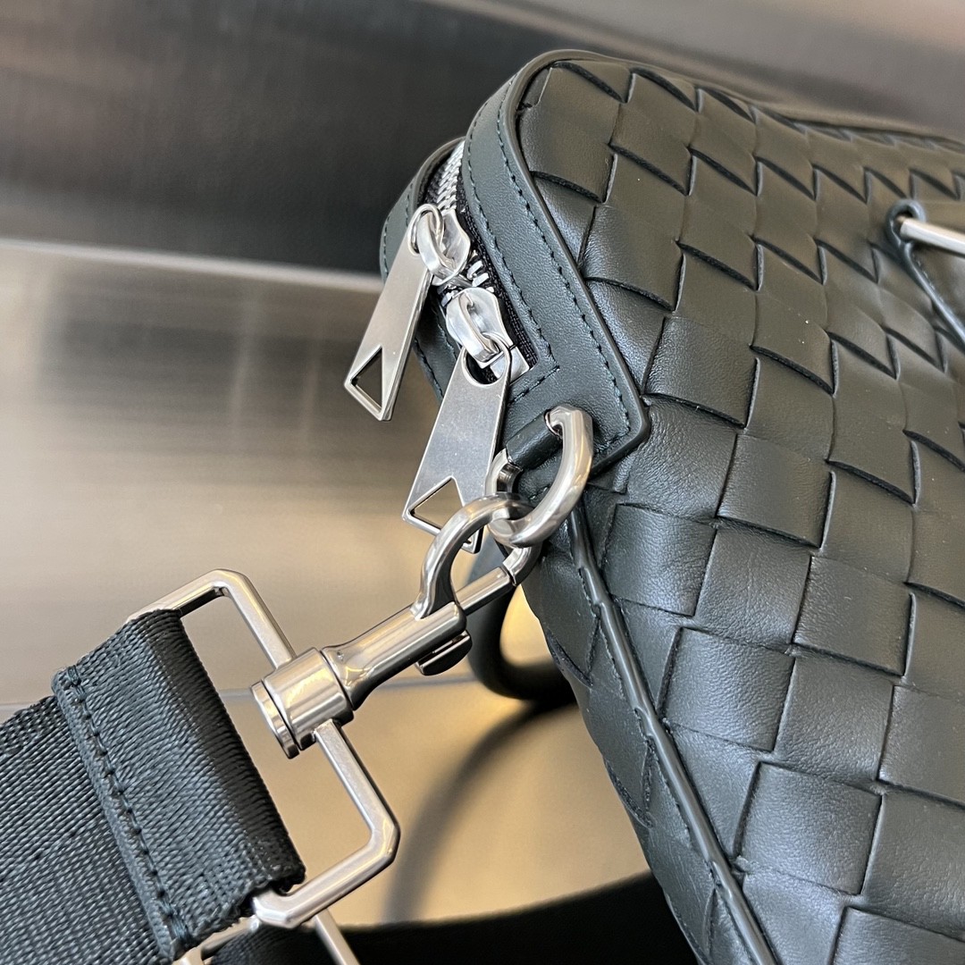 bo*te*ga Ve*ne*ta bv slim intrecciato briefcase