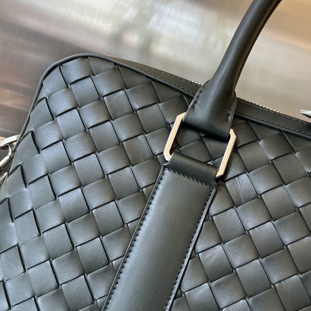 bo*te*ga Ve*ne*ta bv slim intrecciato briefcase