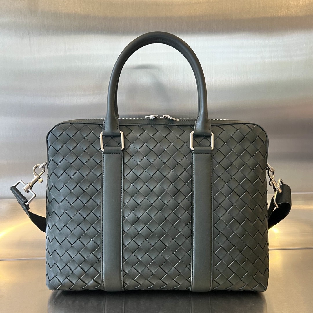 bo*te*ga Ve*ne*ta bv slim intrecciato briefcase