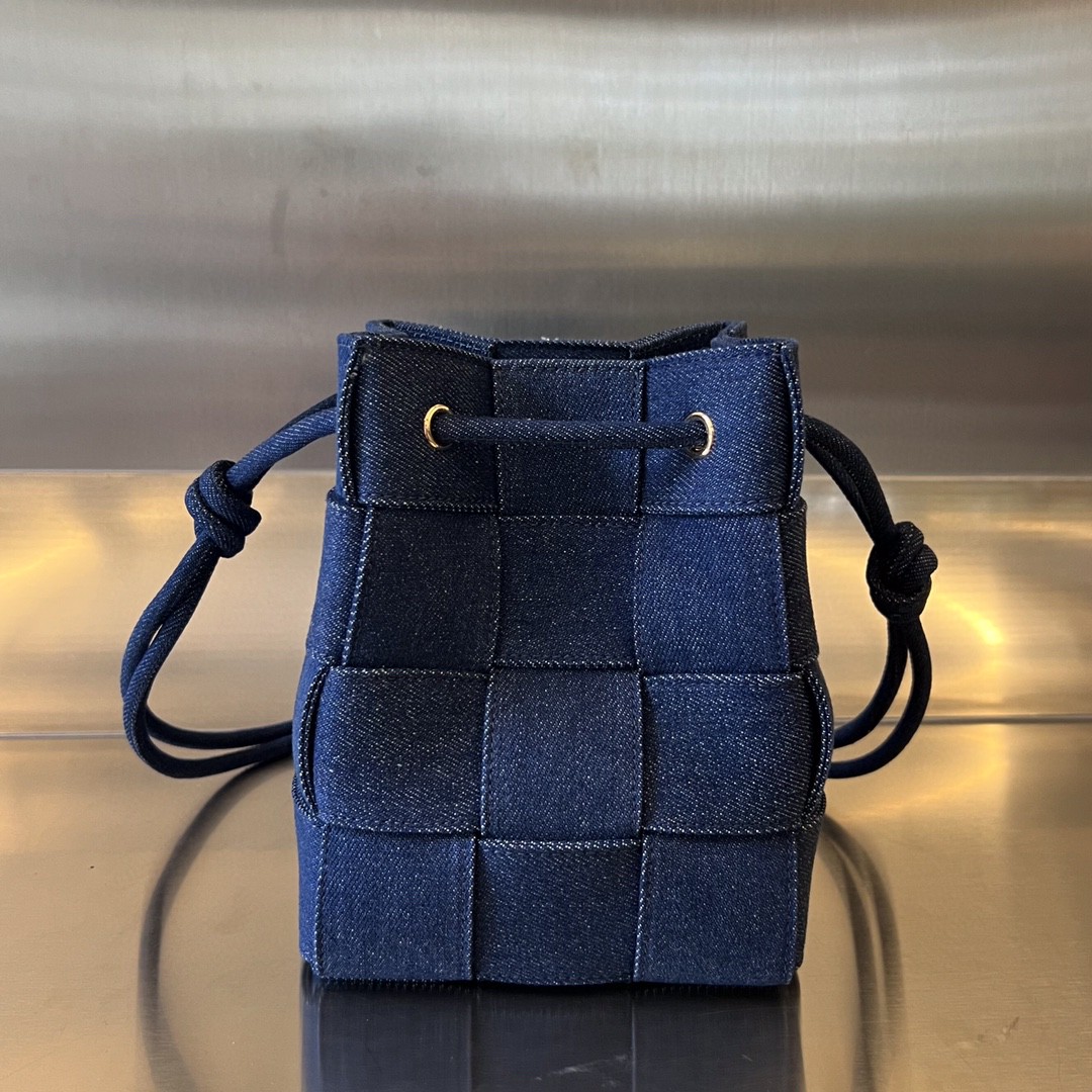 bo*te*ga Ve*ne*ta bv small cassette cross-body bucket
