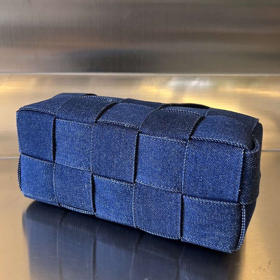 bo*te*ga Ve*ne*ta bv brick