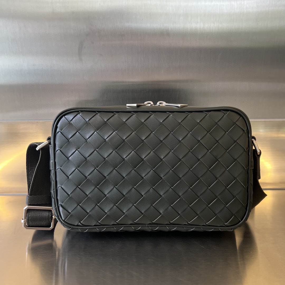 bo*te*ga Ve*ne*ta bv small intrecciato camera bag