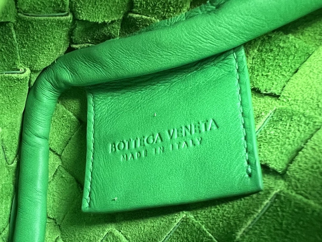bo*te*ga Ve*ne*ta bv small intrecciato camera bag