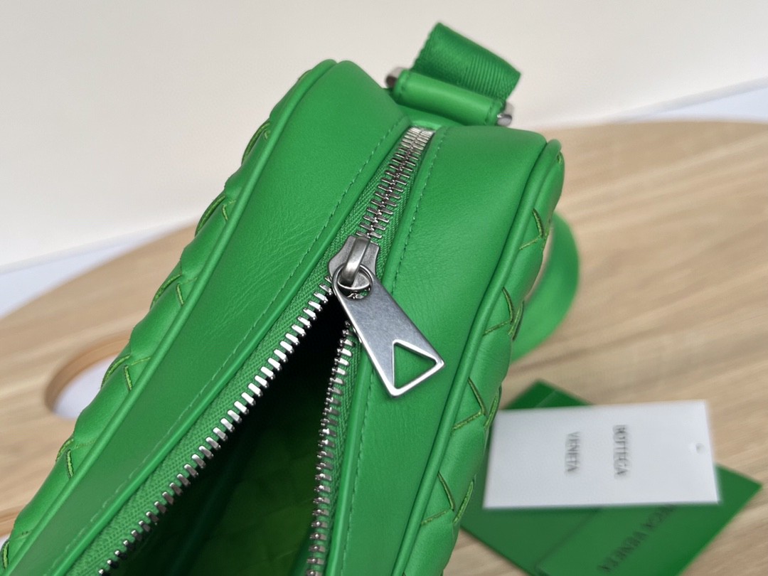 bo*te*ga Ve*ne*ta bv small intrecciato camera bag