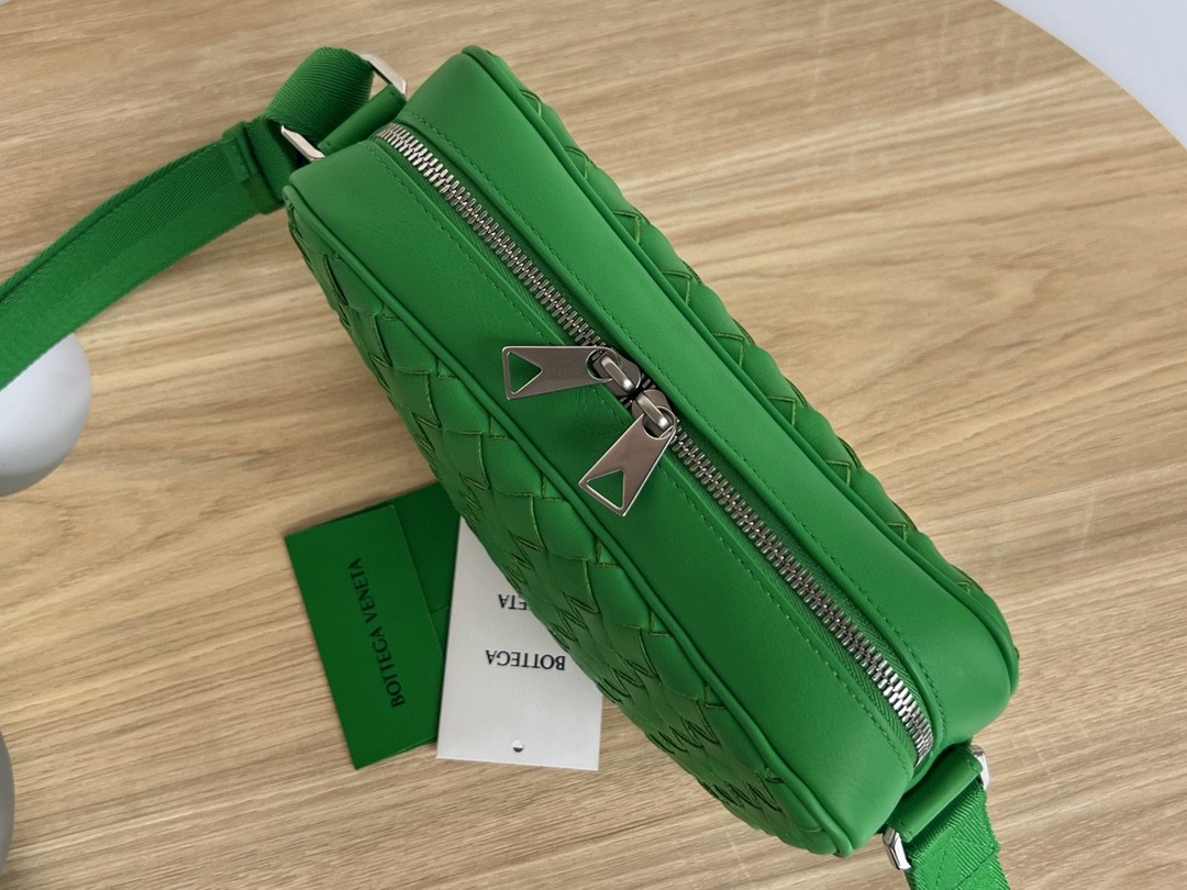 bo*te*ga Ve*ne*ta bv small intrecciato camera bag