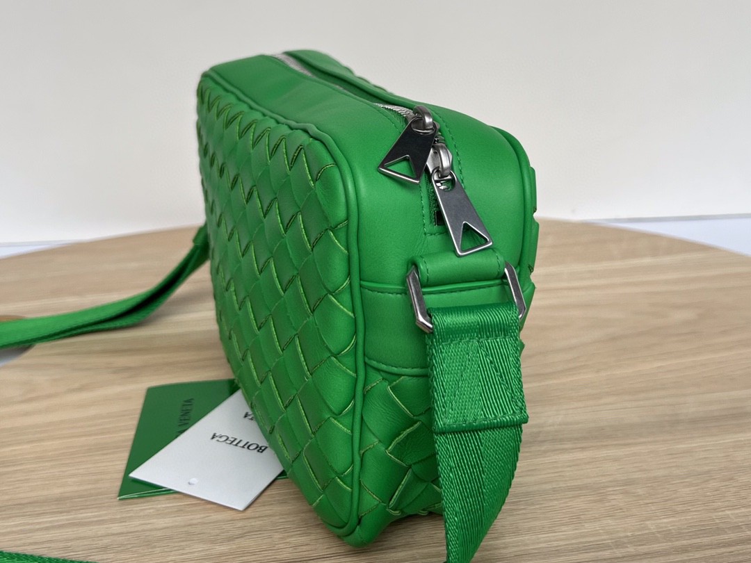 bo*te*ga Ve*ne*ta bv small intrecciato camera bag