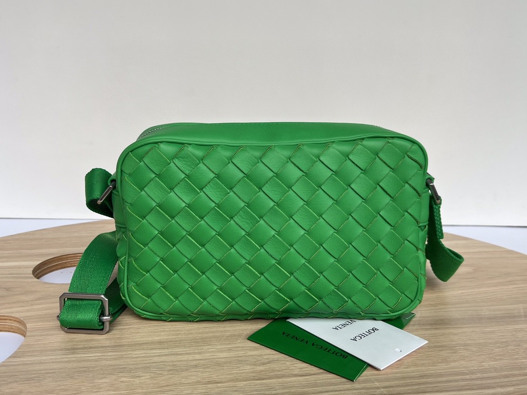 bo*te*ga Ve*ne*ta bv small intrecciato camera bag