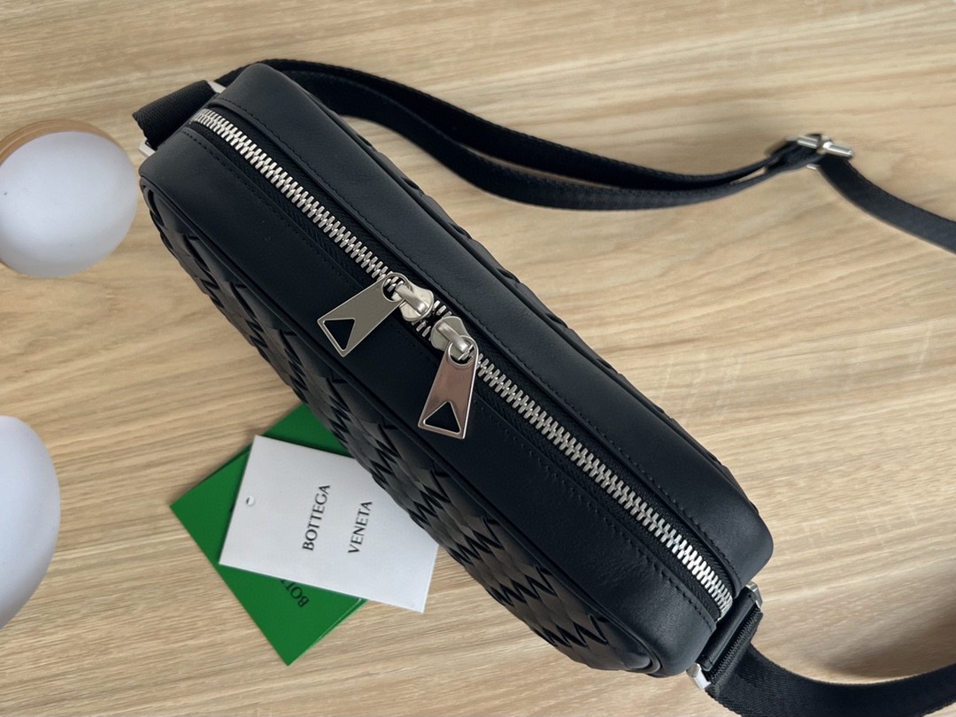bo*te*ga Ve*ne*ta bv small intrecciato camera bag