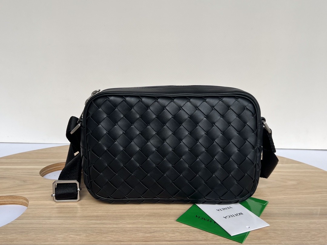 bo*te*ga Ve*ne*ta bv small intrecciato camera bag