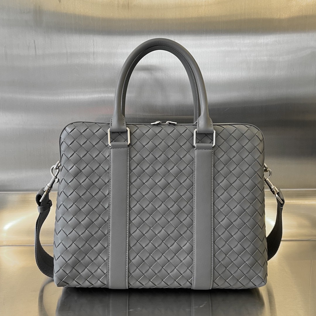 bo*te*ga Ve*ne*ta bv slim intrecciato briefcase