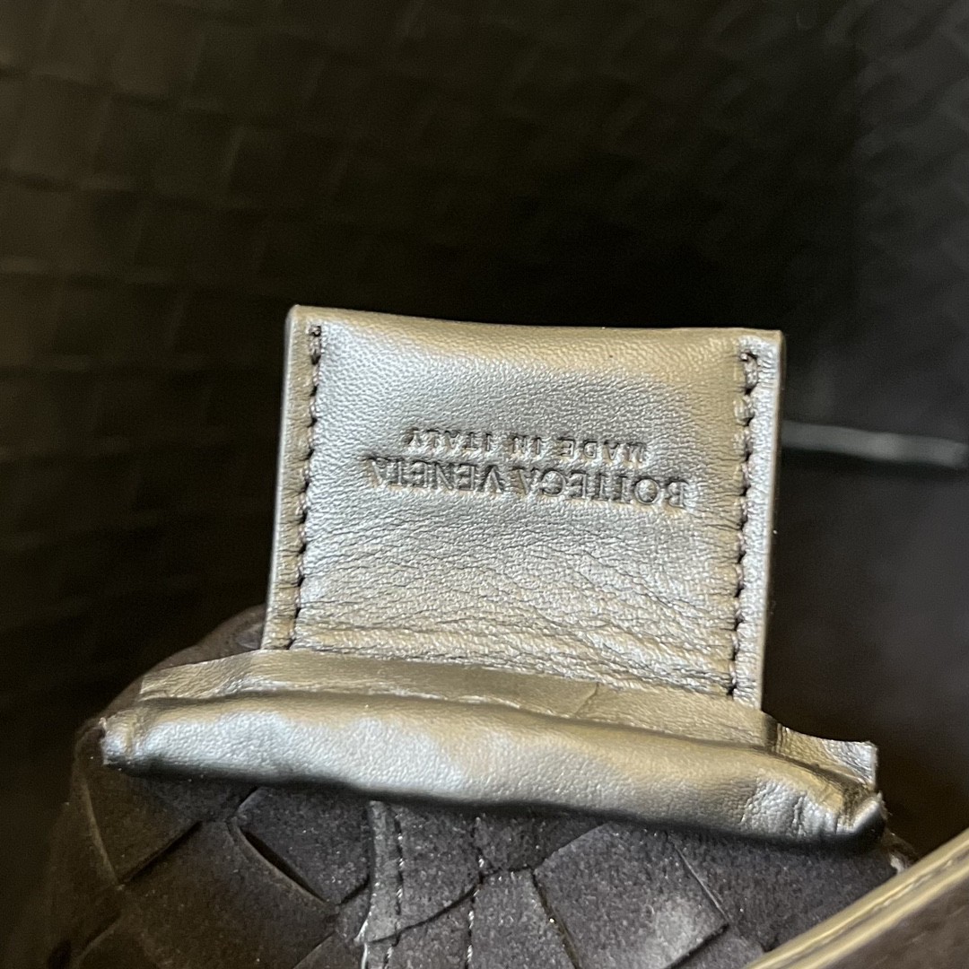 bo*te*ga Ve*ne*ta bv slim intrecciato briefcase