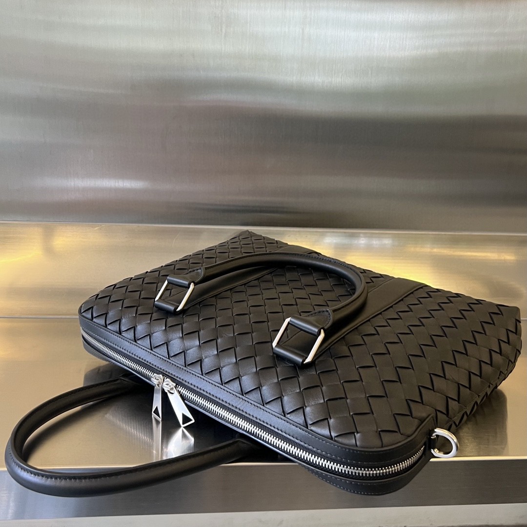 bo*te*ga Ve*ne*ta bv slim intrecciato briefcase