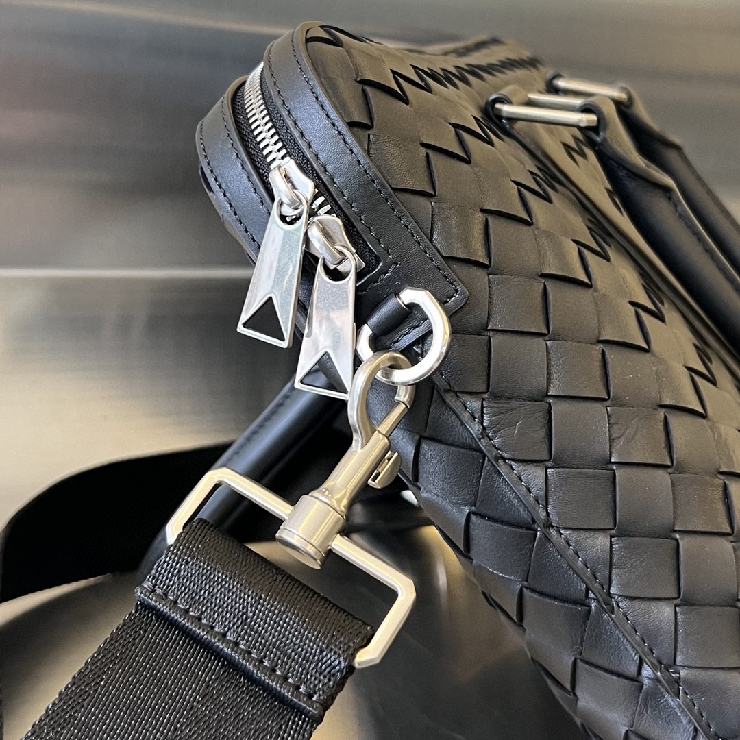 bo*te*ga Ve*ne*ta bv slim intrecciato briefcase