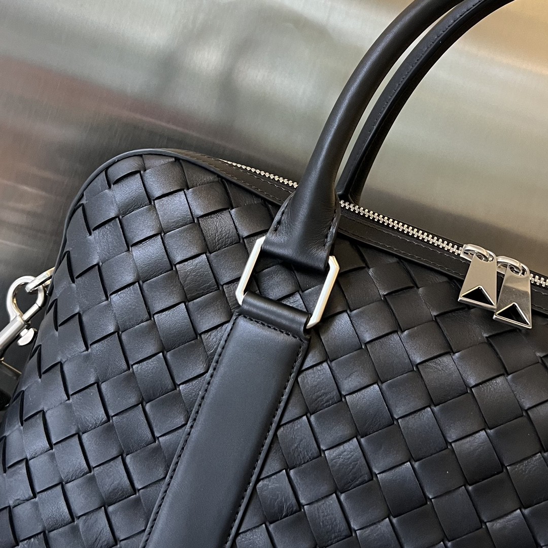 bo*te*ga Ve*ne*ta bv slim intrecciato briefcase