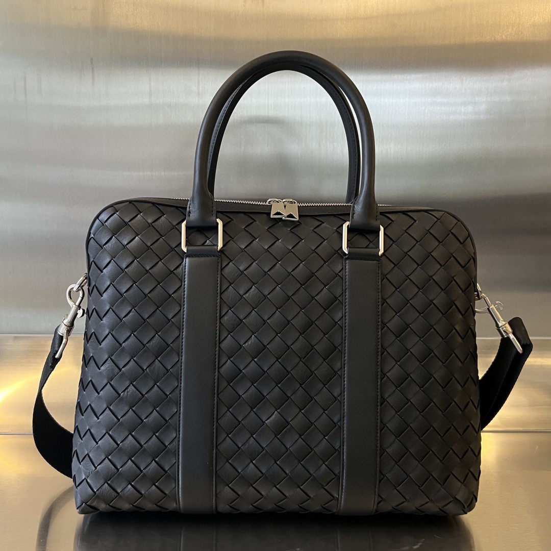 bo*te*ga Ve*ne*ta bv slim intrecciato briefcase