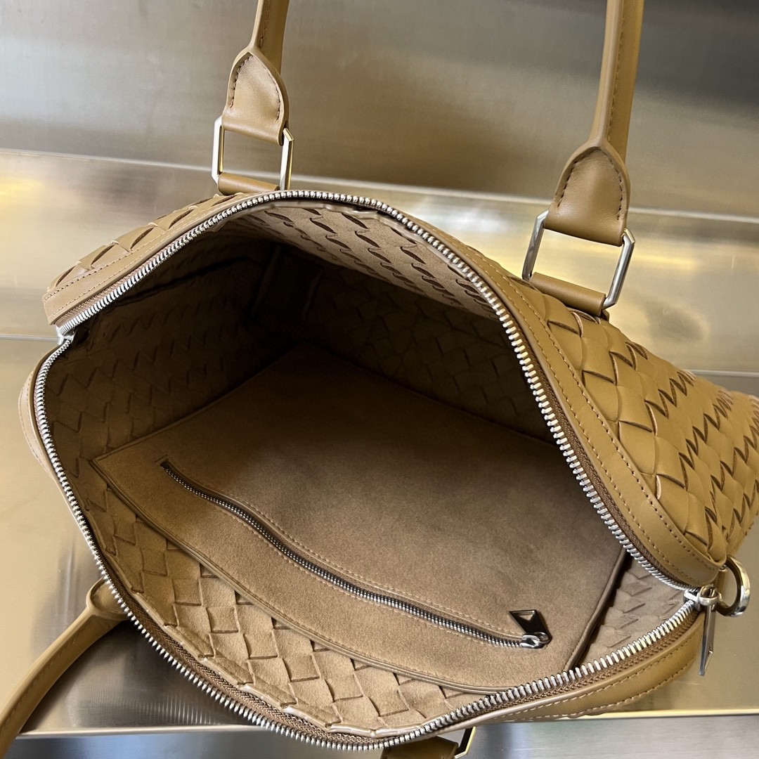 bo*te*ga Ve*ne*ta bv slim intrecciato briefcase