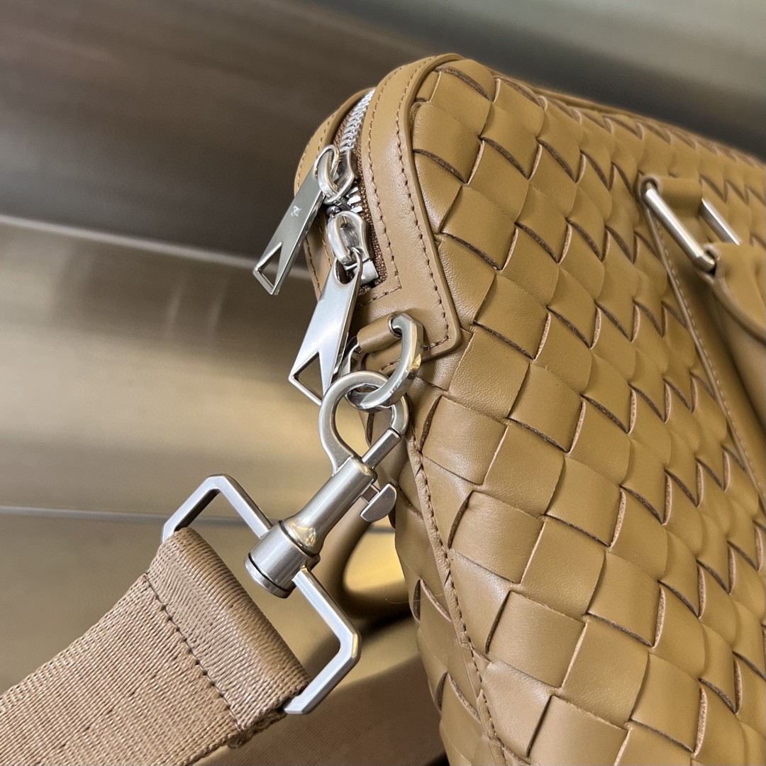 bo*te*ga Ve*ne*ta bv slim intrecciato briefcase