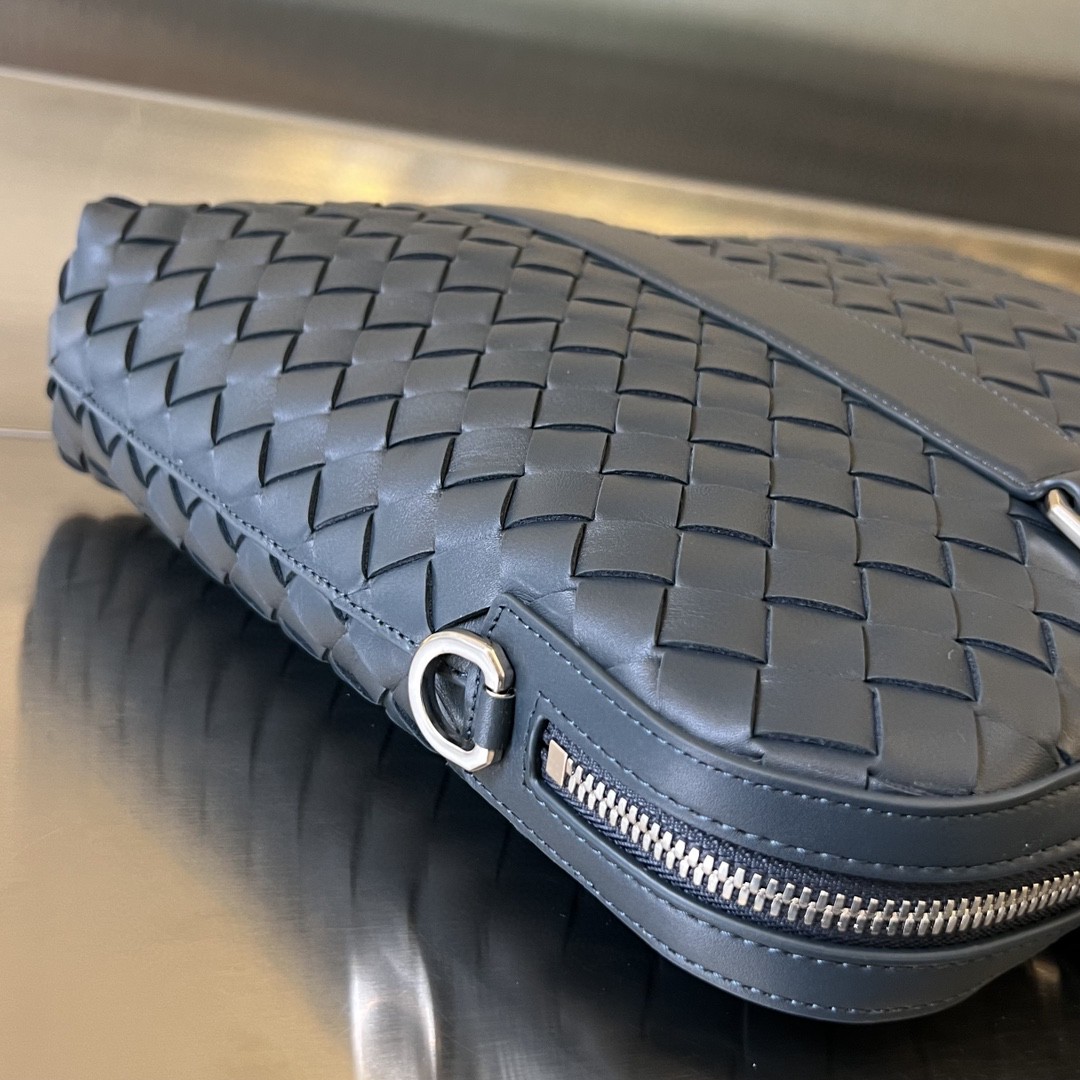 bo*te*ga Ve*ne*ta bv slim intrecciato briefcase