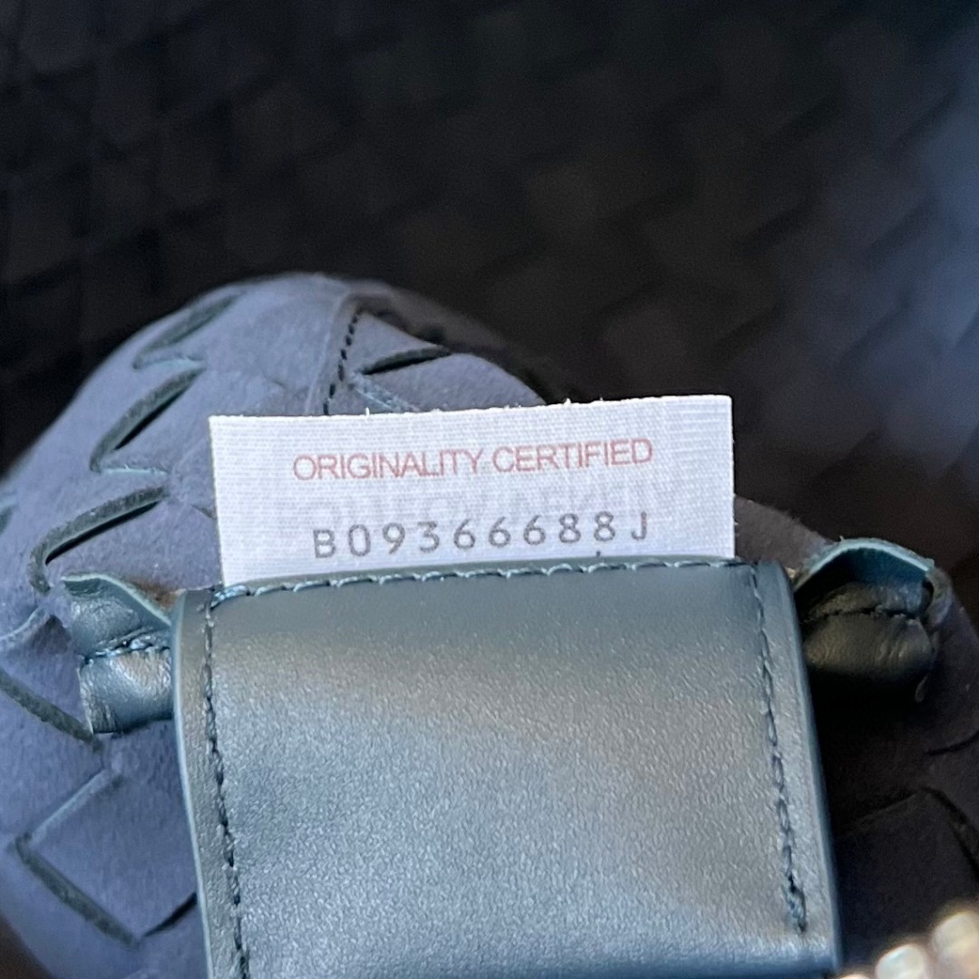 bo*te*ga Ve*ne*ta bv slim intrecciato briefcase
